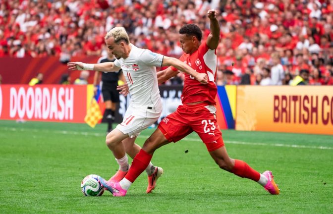 Gegen Kanada macht Luca Jaquez (re.) in der Gruppenphase ein starkes Spiel - danach setzen ihn aber muskuläre Probleme außer Gefecht.<span class='image-autor'>IMAGO/Sports Pres Photo</span>