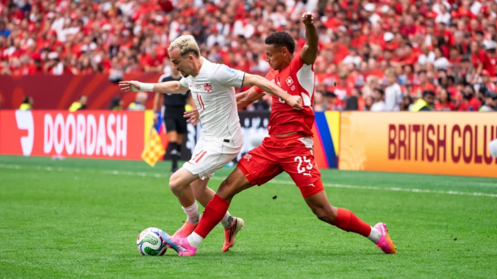 Gegen Kanada macht Luca Jaquez (re.) in der Gruppenphase ein starkes Spiel - danach setzen ihn aber muskuläre Probleme außer Gefecht.IMAGO/Sports Pres Photo