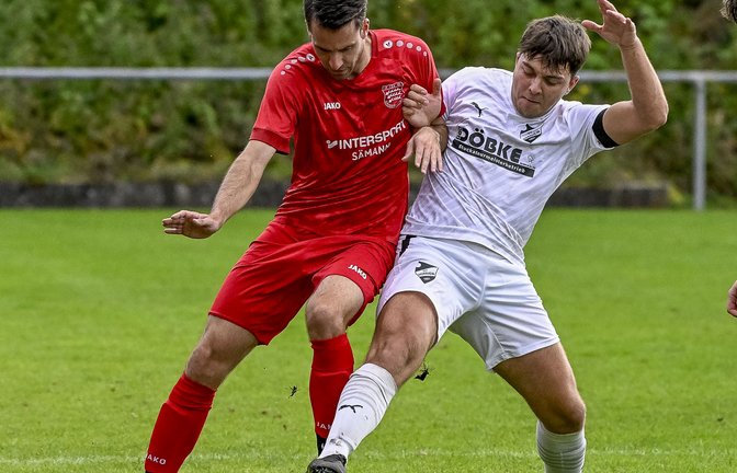 Jonathan Gayer (links) kämpft für Großglattbach um den Ball, das ganze Team kämpft um den Klassenerhalt. <span class='image-autor'>Foto: Leitner</span>