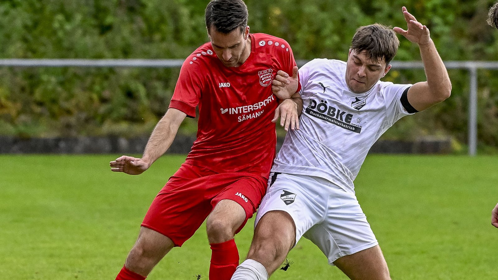 Jonathan Gayer (links) kämpft für Großglattbach um den Ball, das ganze Team kämpft um den Klassenerhalt. Foto: Leitner