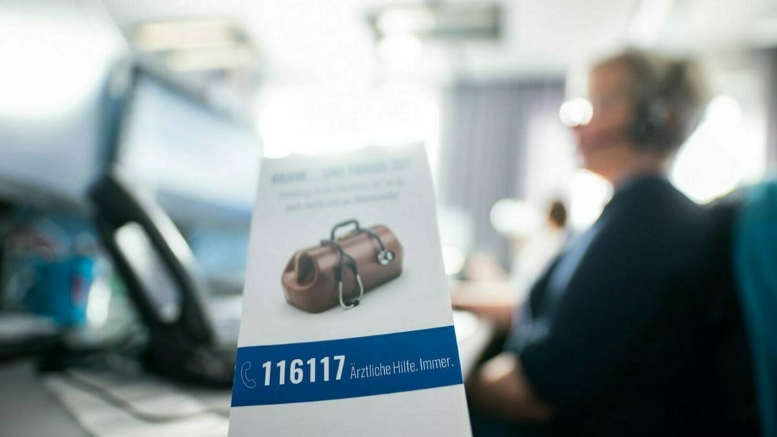 Die Telefonzentralen der Kassenärztlichen Vereinigungen, zu erreichen unter 116 117, sollen in Zukunft mehr Termine vergeben.Daniel Reinhardt/dpa Die Telefonzentralen der Kassenärztlichen Vereinigungen, zu erreichen unter 116 117, sollen in Zukunft mehr Termine vergeben.Daniel Reinhardt/dpa