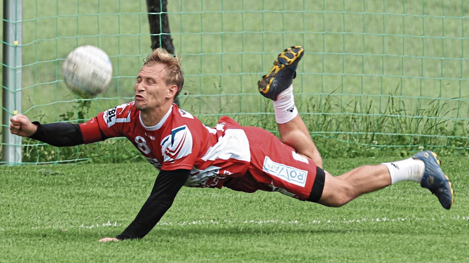 Daniel Wörsinger macht sich lang. Doch zu oft hatten er und die Vaihinger das Nachsehen bei Angaben und Rückschlägen von Calws Hauptangreifer Raphael Schlattinger. Foto: Nachreiner Daniel Wörsinger macht sich lang. Doch zu oft hatten er und die Vaihinger das Nachsehen bei Angaben und Rückschlägen von Calws Hauptangreifer Raphael Schlattinger. Foto: Nachreiner