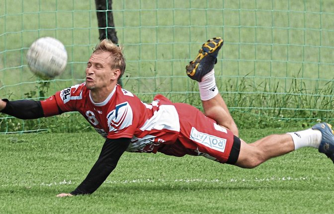 Daniel Wörsinger macht sich lang. Doch zu oft hatten er und die Vaihinger das Nachsehen bei Angaben und Rückschlägen von Calws Hauptangreifer Raphael Schlattinger. Foto: Nachreiner