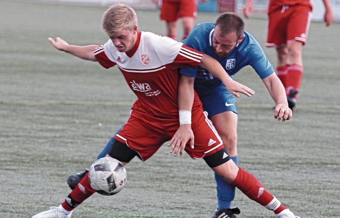 Tom Geisenberger (links), der hier den Ball gegen Panagiotis Papakonstantinu behauptet, war einer der Aktivposten bei der SGM. Foto: Nachreiner