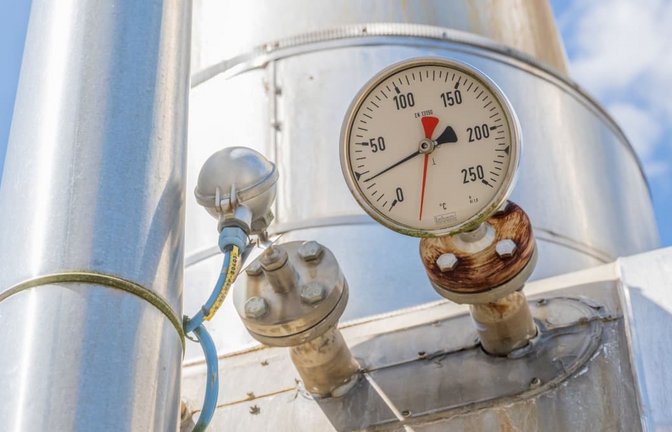 Temperatur stimmt, Füllstand auch? Eine Anzeige an der Anlage des Gasspeicher Wolfersberg, östlich von München.<span class='image-autor'>Peter Kneffel/dpa</span>