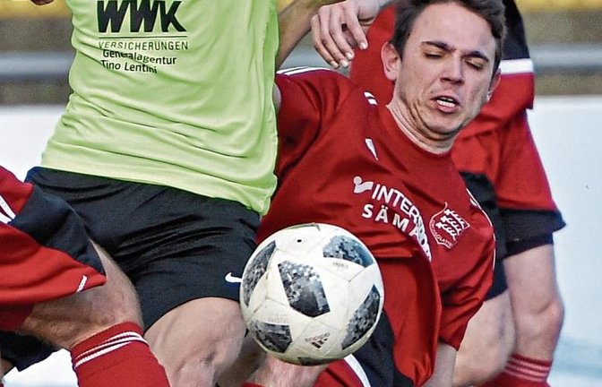 Sersheims Selim Yaman (links) versucht, sich gegen viele Großglattbacher Beine (rechts Tom Heck) durchzusetzen. Am Ende gewinnt der VfR ungefährdet mit 4:0. Foto: Leitner