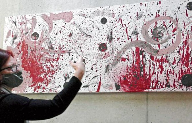 Das Bild des 18-jährigen Diego Hain hat es Kuratorin Monika Ziemer besonders angetan. Foto: Roth