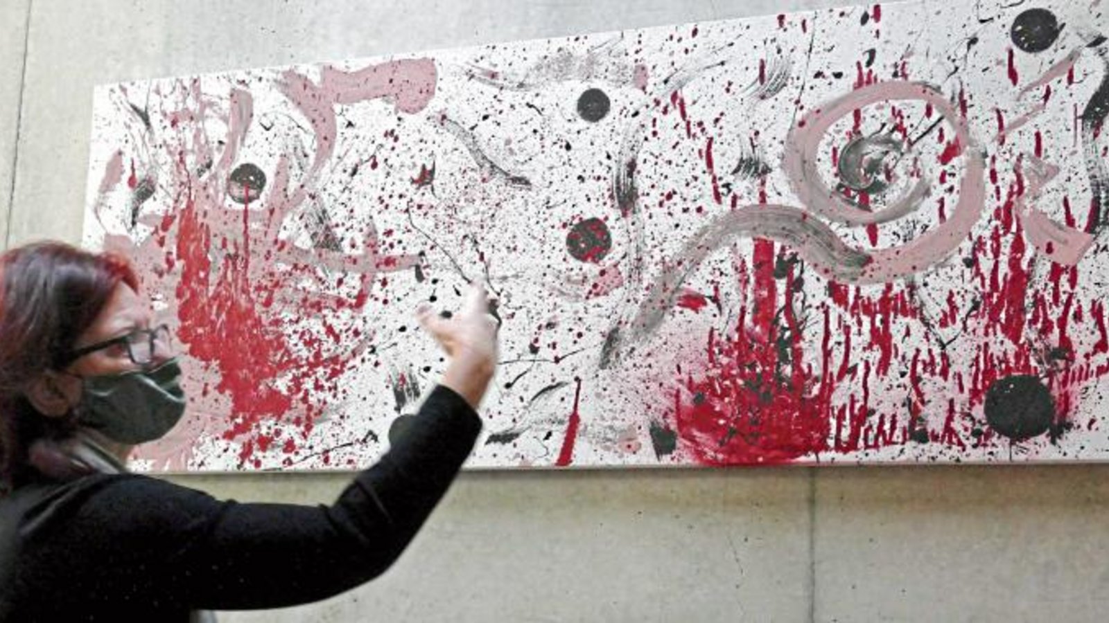 Das Bild des 18-jährigen Diego Hain hat es Kuratorin Monika Ziemer besonders angetan. Foto: Roth
