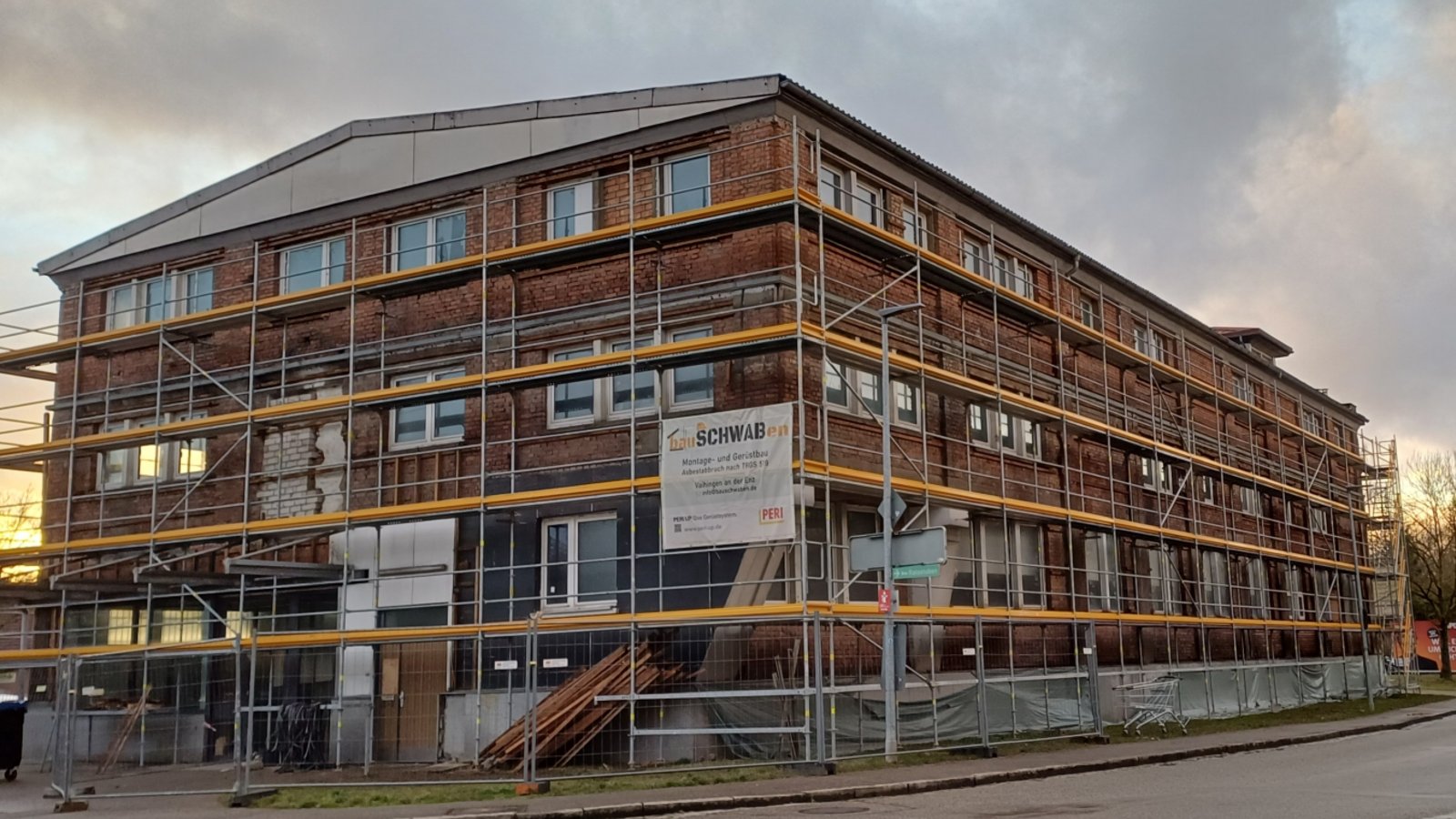 Kurz vor seinem Abriss zeigt sich das Vaihinger Enßle-Gebäude mit Industriecharme vergangener Zeiten im Backsteingewand.  Foto: Rücker