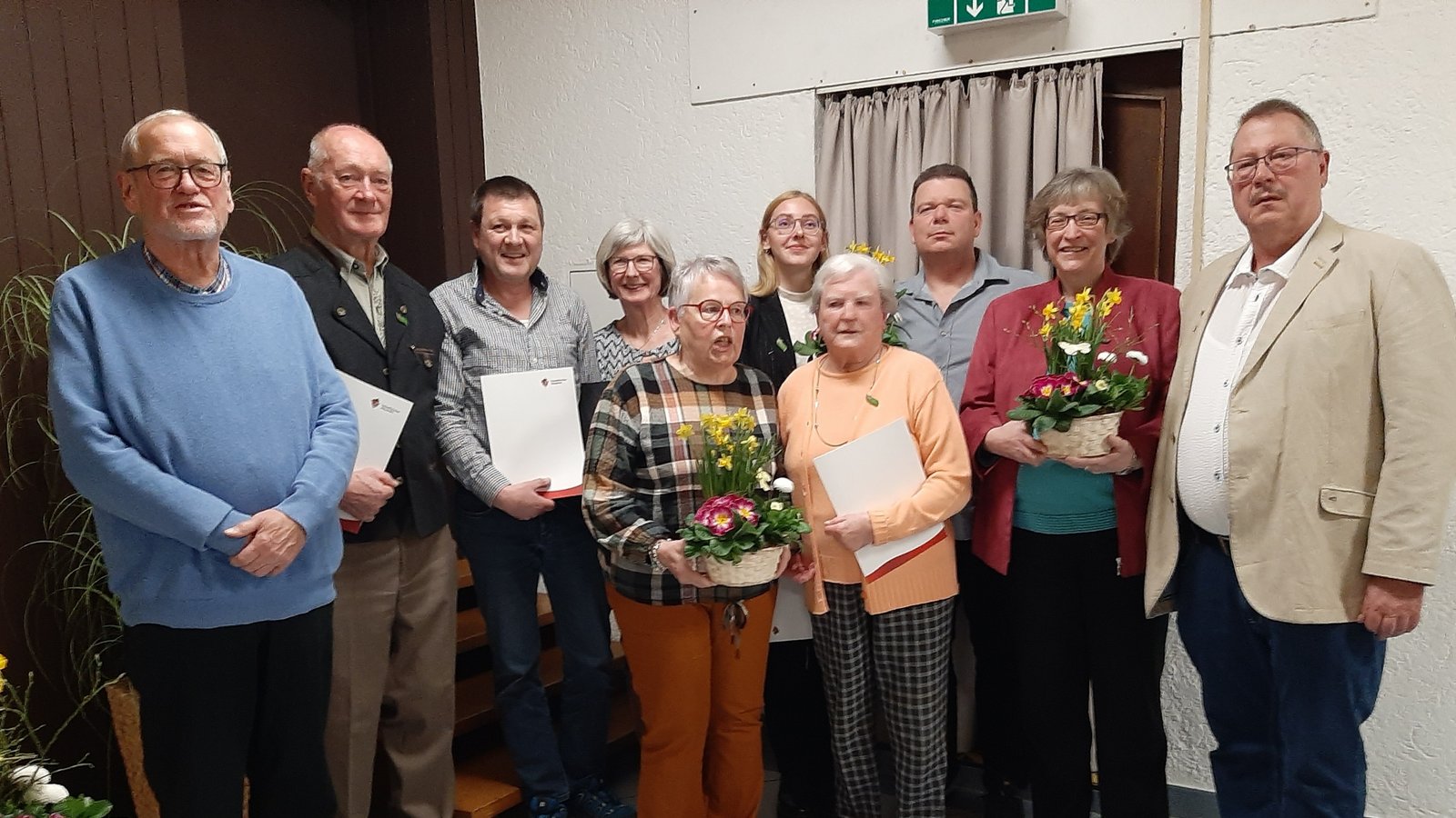 Die Geehrten (von links): Lothar Makkens, Wolfgang Majer, Bernd Hanczuk. Dann hinten von links: Sonja Hanczuk, Celine Teifl, René Veigel. Vorne von links: Hildegard Walter, Doris Seyfang, Christa Mattes, Frank Schröter. Foto: p Die Geehrten (von links): Lothar Makkens, Wolfgang Majer, Bernd Hanczuk. Dann hinten von links: Sonja Hanczuk, Celine Teifl, René Veigel. Vorne von links: Hildegard Walter, Doris Seyfang, Christa Mattes, Frank Schröter. Foto: p
