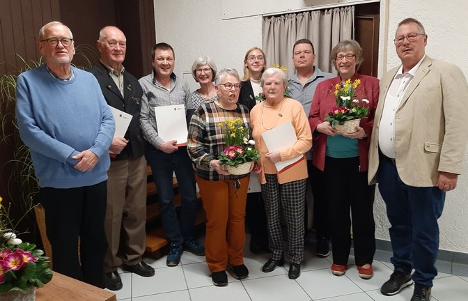 Die Geehrten (von links): Lothar Makkens, Wolfgang Majer, Bernd Hanczuk. Dann hinten von links: Sonja Hanczuk, Celine Teifl, René Veigel. Vorne von links: Hildegard Walter, Doris Seyfang, Christa Mattes, Frank Schröter. <span class='image-autor'>Foto: p</span>