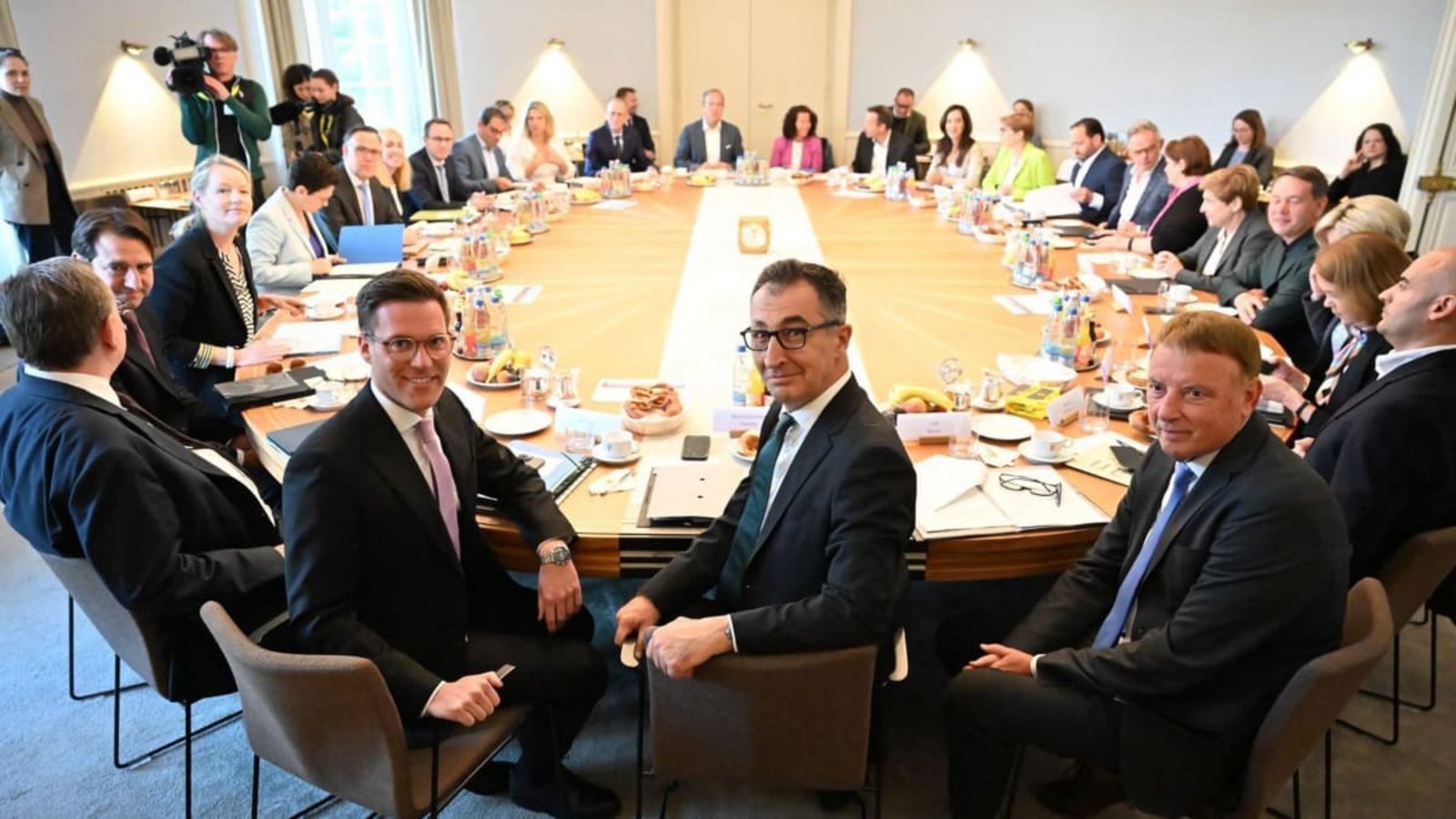 Das Kabinett Özdemir-Hagel in der Villa Reitzenstein. Rechts neben Özdemir: Jörg Krauss, der Chef der Staatskanzlei.Katharina Kausche/dpa
