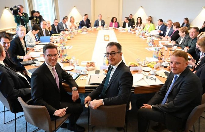 Das Kabinett Özdemir-Hagel in der Villa Reitzenstein. Rechts neben Özdemir: Jörg Krauss, der Chef der Staatskanzlei.<span class='image-autor'>Katharina Kausche/dpa</span>