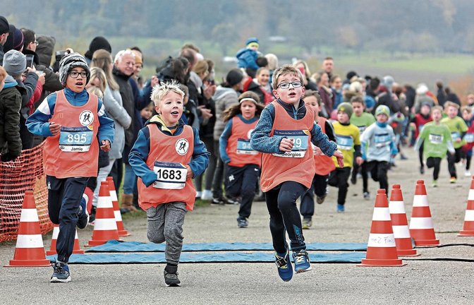 Hunderte Zuschauer säumen die Strecke vor allem im Zieleinlauf, wenn beim Nussdorflauf die jüngsten Athleten auf die Strecke gehen – hier haben es die Schüler der Altersklasse U 8 fast geschafft. Fotos: Küppers