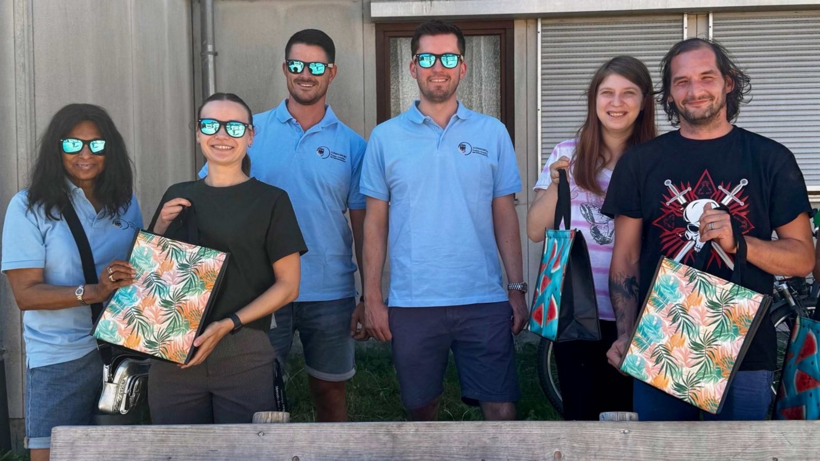 Gut ausgestattet für heiße Tage (von links): Dr. Uschi Traub, Sozialarbeiterin Lena Kerstan sowie die Landratsamtmitarbeiter Marius Gässler und Dr. Stephan Döring mit den Unterkunftbewohnenden Jana, Daniel und Daniela.  Foto: Landratsamt