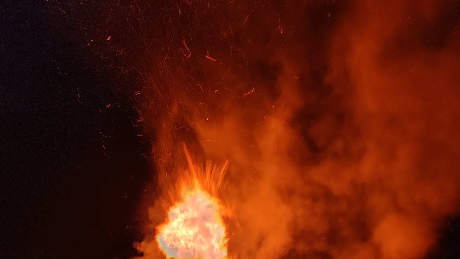 „Dieses schöne Foto habe ich auf dem Auricher Osterfeuer am Samstag gemacht. Sehen Sie das Einhorn?“, schreibt Caroline Walter zu ihrem Bild. Stimmt, genaugenommen ist es sogar ein Mehrhorn mit wildem Feuerschweif – zum Glück war das nur ein vergängliches Spektakel.