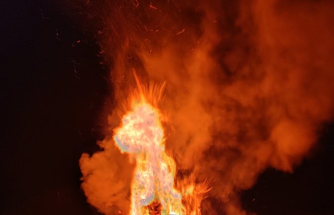 „Dieses schöne Foto habe ich auf dem Auricher Osterfeuer am Samstag gemacht. Sehen Sie das Einhorn?“, schreibt Caroline Walter zu ihrem Bild. Stimmt, genaugenommen ist es sogar ein Mehrhorn mit wildem Feuerschweif – zum Glück war das nur ein vergängliches Spektakel.