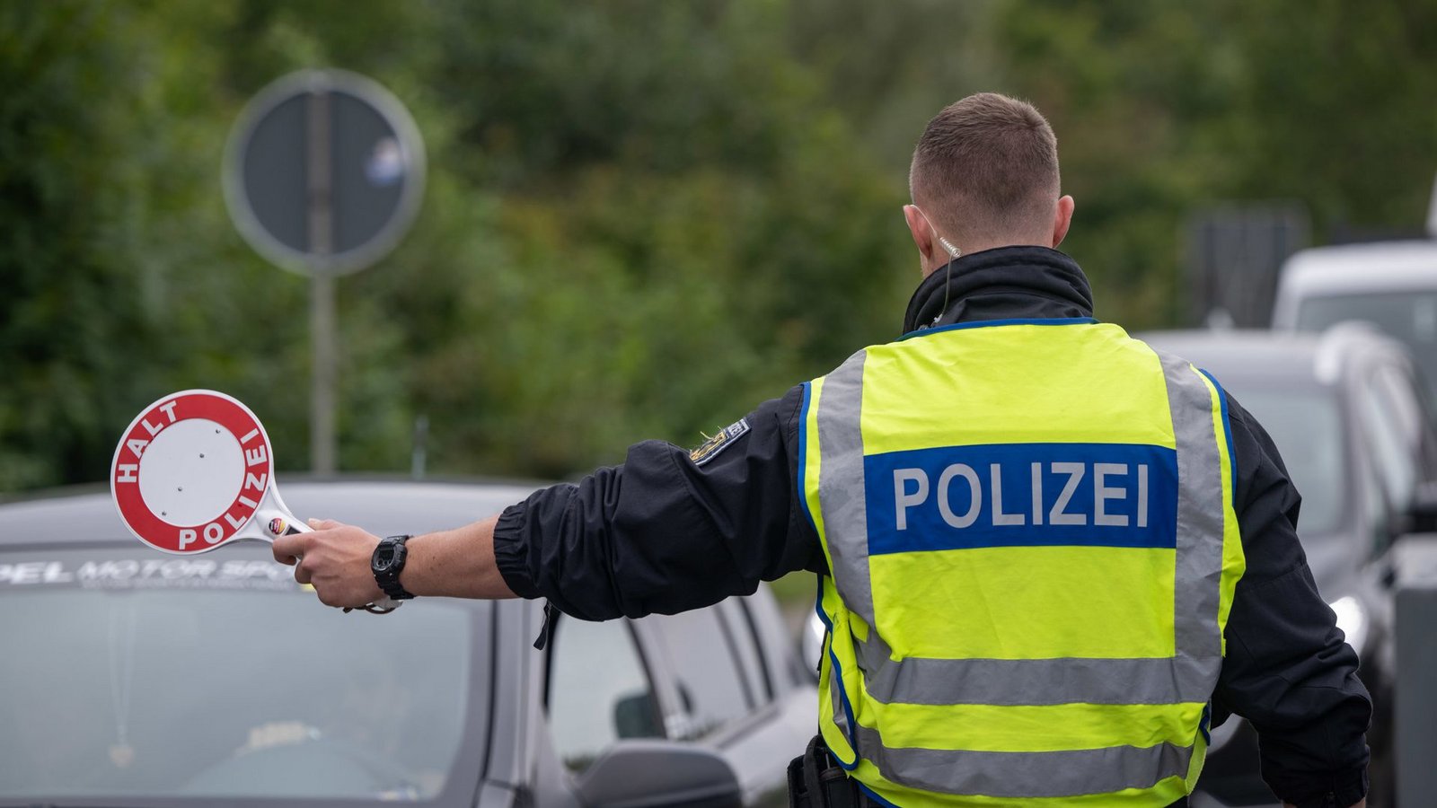 Ein Polizist hält Fahrzeuge an der Grenze zu Deutschland an.Foto: dpa/Harald Tittel Ein Polizist hält Fahrzeuge an der Grenze zu Deutschland an.Foto: dpa/Harald Tittel