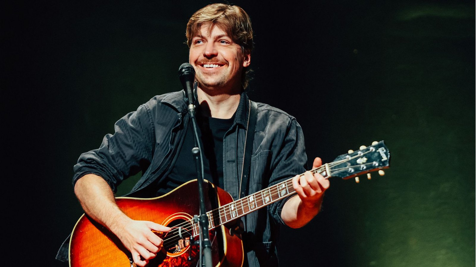Philipp Poisel wirkt beim Konzert in der Stuttgarter Liederhalle schlicht, geradezu unscheinbar, in Alltagskleidung, mit schwarzer Jacke.Foto: Lichtgut Philipp Poisel wirkt beim Konzert in der Stuttgarter Liederhalle schlicht, geradezu unscheinbar, in Alltagskleidung, mit schwarzer Jacke.Foto: Lichtgut
