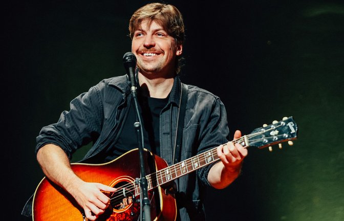 Philipp Poisel wirkt beim Konzert in der Stuttgarter Liederhalle schlicht, geradezu unscheinbar, in Alltagskleidung, mit schwarzer Jacke.<span class='image-autor'>Foto: Lichtgut</span>