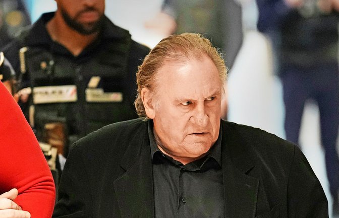 Gérard Depardieu beim Prozess vor dem Pariser Strafgericht. Der Urteilsverkündung blieb der Star fern.<span class='image-autor'>Foto: Aurelien Morissard/AP/dpa</span>
