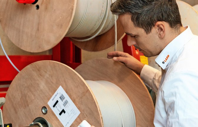 Lapp-Mitarbeiter Dominik Schmalzried mit der intelligenten Kabelrolle, die mit Hilfe eines Sensors den Kabelverbrauch überwacht und gleich nachbestellt.<span class='image-autor'>Foto: Metz</span>