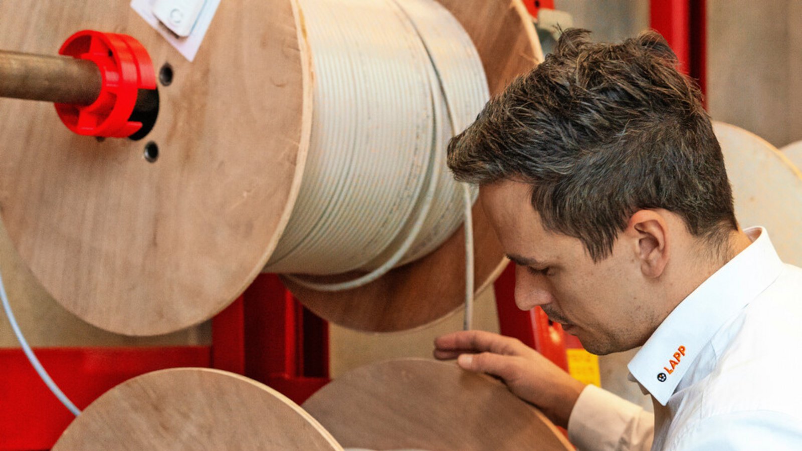Lapp-Mitarbeiter Dominik Schmalzried mit der intelligenten Kabelrolle, die mit Hilfe eines Sensors den Kabelverbrauch überwacht und gleich nachbestellt.Foto: Metz Lapp-Mitarbeiter Dominik Schmalzried mit der intelligenten Kabelrolle, die mit Hilfe eines Sensors den Kabelverbrauch überwacht und gleich nachbestellt.Foto: Metz