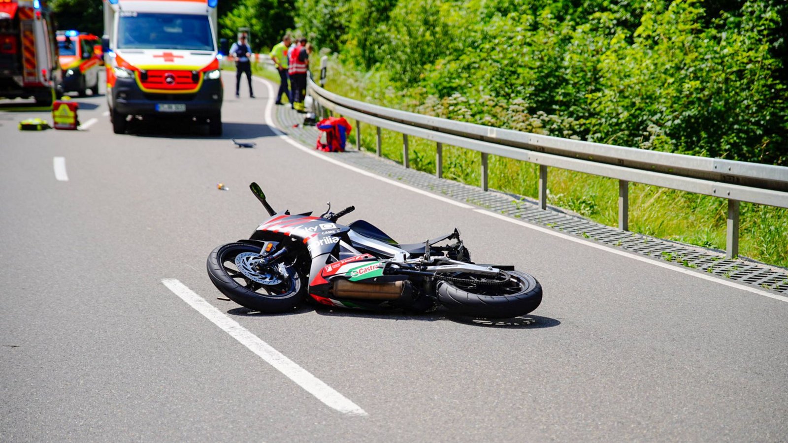 Der 16-jährige Fahrer war gegen 12:10 Uhr in Richtung Bad Urach unterwegs, als er in einer Rechtskurve die Kontrolle über sein Motorrad verlor und auf die Gegenfahrbahn kam.Foto: 7aktuell.de | 7aktuell Der 16-jährige Fahrer war gegen 12:10 Uhr in Richtung Bad Urach unterwegs, als er in einer Rechtskurve die Kontrolle über sein Motorrad verlor und auf die Gegenfahrbahn kam.Foto: 7aktuell.de | 7aktuell