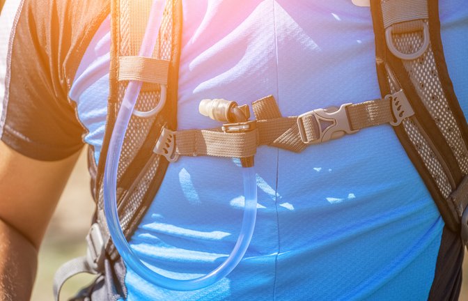 Ihre Trinkblase gründlich reinigen? Wir zeigen Ihnen, wie Sie Schimmel und Bakterien effektiv entfernen und Ihre Trinkblase wieder hygienisch sauber bekommen. Mit unseren Tipps bleibt Ihr Trinkwasser frisch und sauber.<span class='image-autor'>Foto: Dimid_86 / Shutterstock.com</span>