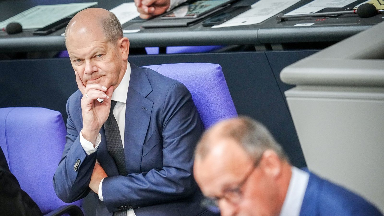Kommen sie inhaltlich in der Asylfrage zusammen? Bundeskanzler Olaf Scholz und Unionsfraktionschef Friedrich Merz im Bundestag.Foto: Kay Nietfeld/dpa/Kay Nietfeld