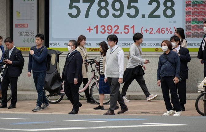 Der japanische Leitindex Nikkei 225 ist positiv in den Handelstag gestartet.<span class='image-autor'>Foto: Eugene Hoshiko/AP/dpa</span>