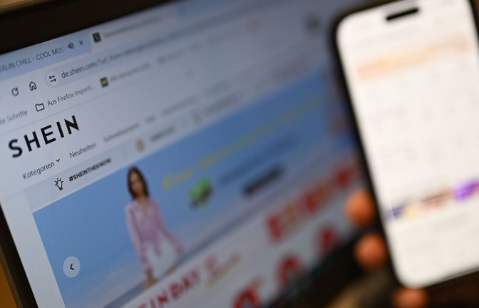 Manche Kleidung bei Shein ist stark mit Chemikalien belastet - zu diesem Ergebnis kommen Tests im Auftrag der Deutschen Umwelthilfe. (Archivbild)<span class='image-autor'>Foto: Monika Skolimowska/dpa</span>