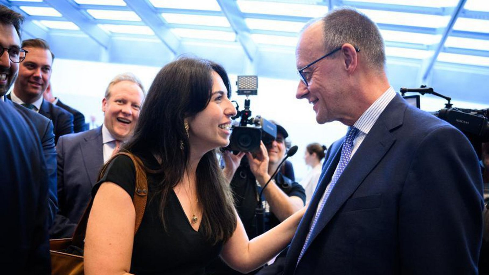 Früher bei den Grünen, nun bei der Union: Melis Sekmen am Dienstag mit ihrem neuen Fraktionschef Friedrich Merz (CDU).Foto: &nbsp;
