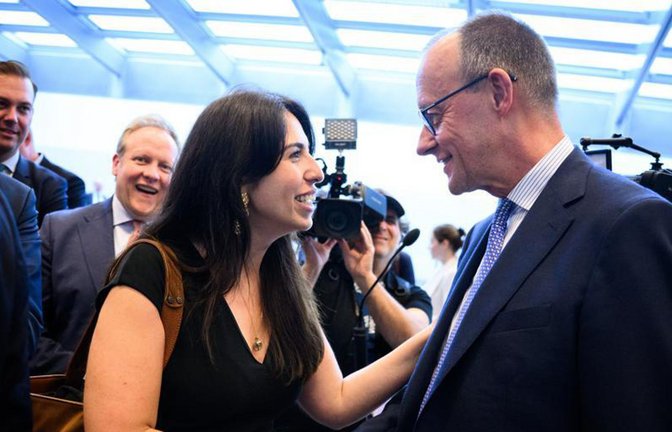 Früher bei den Grünen, nun bei der Union: Melis Sekmen am Dienstag mit ihrem neuen Fraktionschef Friedrich Merz (CDU).<span class='image-autor'>Foto: &nbsp;</span>