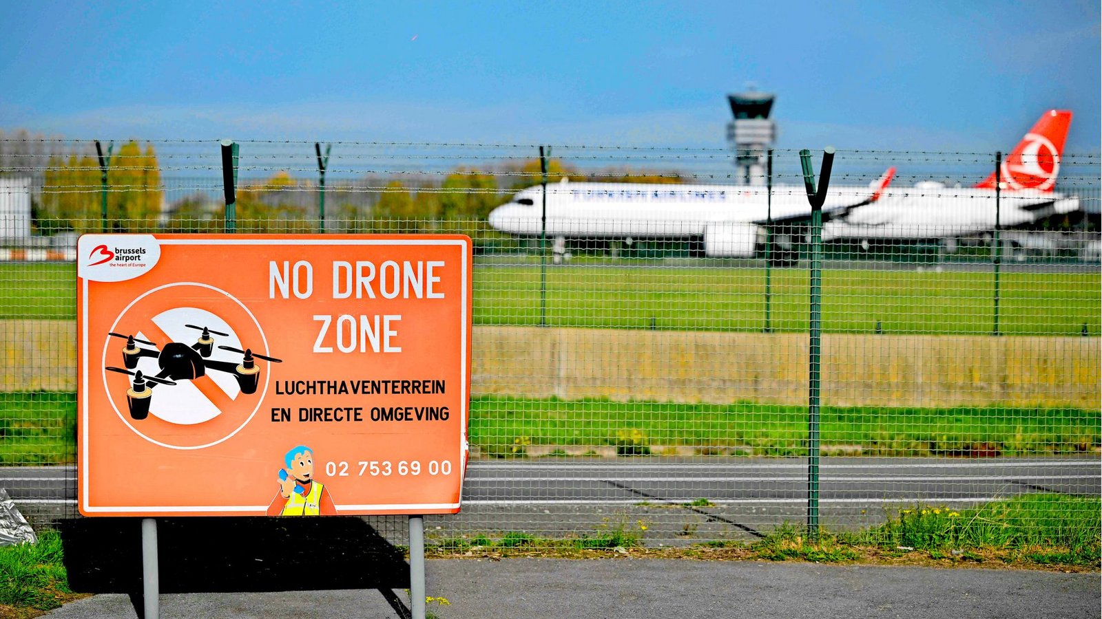 Eigentlich verboten – aber dennoch fliegen immer wieder Drohnen über dem Flughafen von Brüssel. Der Außenminister spricht inzwischen offen von „Spionageaktivitäten“ und verdächtigt Russland.Foto: AFP Eigentlich verboten – aber dennoch fliegen immer wieder Drohnen über dem Flughafen von Brüssel. Der Außenminister spricht inzwischen offen von „Spionageaktivitäten“ und verdächtigt Russland.Foto: AFP