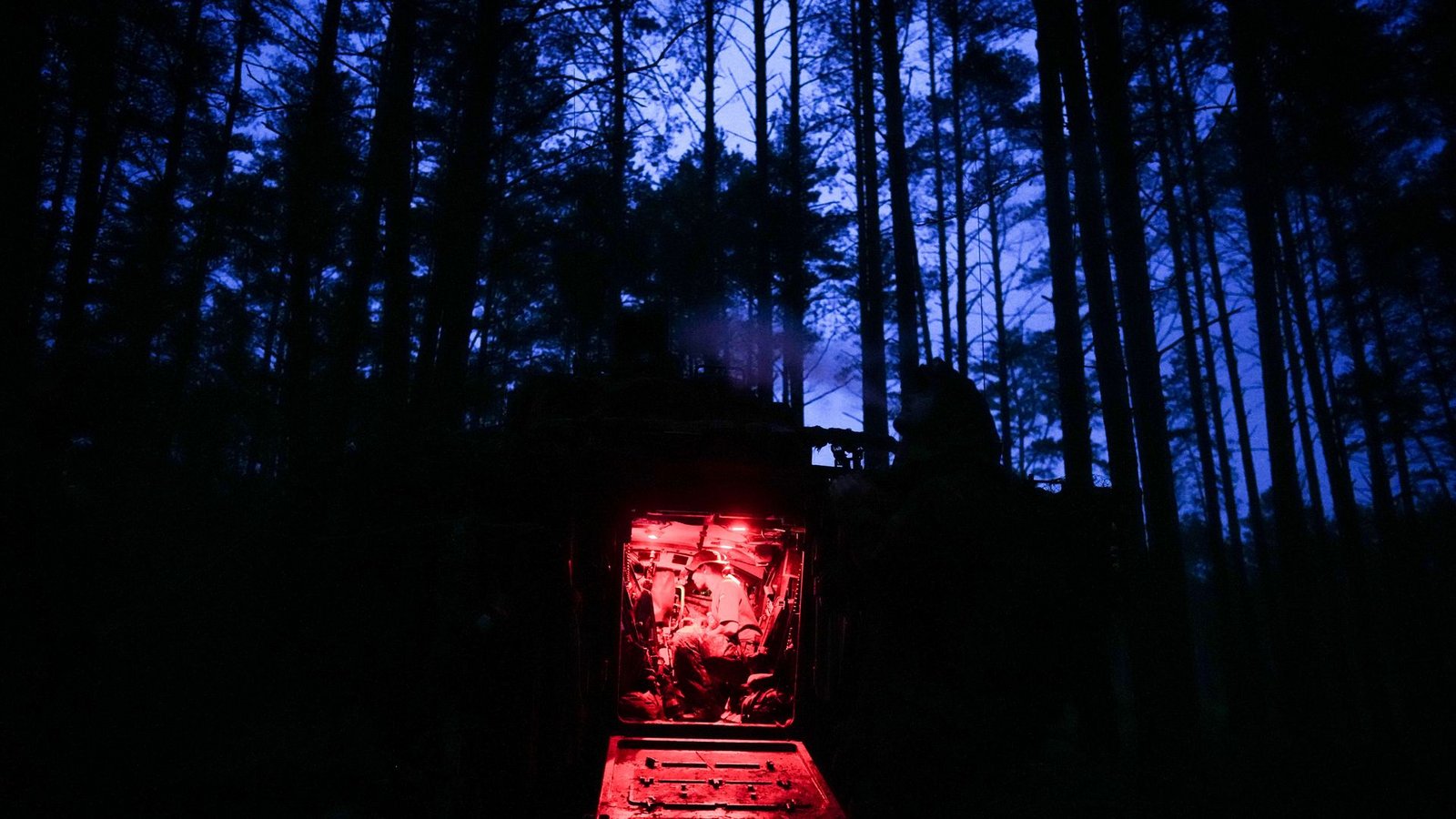 In der Nacht wird im Wald gelagert.Foto: Kay Nietfeld/dpa