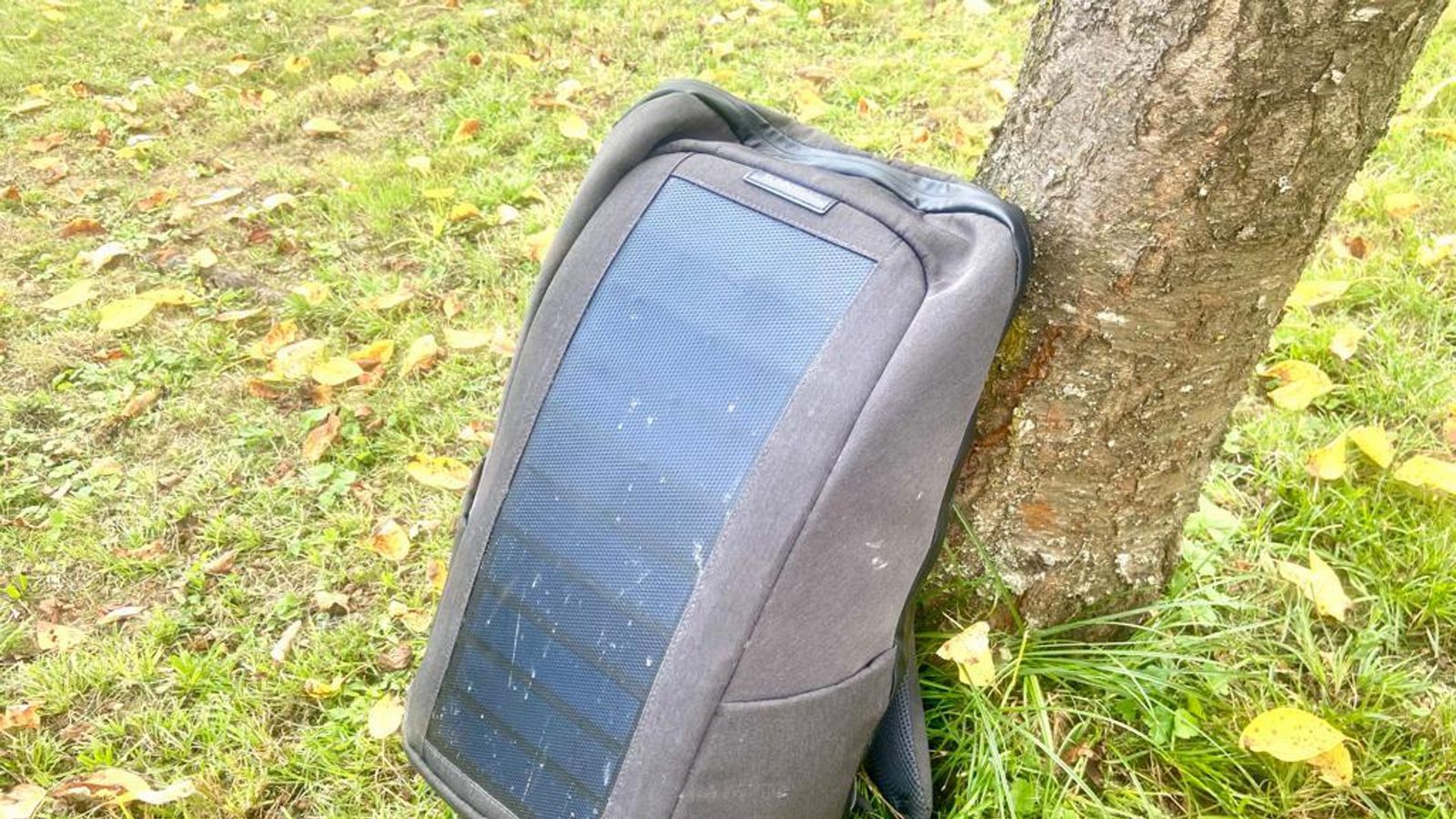 Sonnenenergie fürs Handy oder die Powerbank lässt sich auch beim Wandern ernten – mit einem Solarrucksack. Die Firma Sunnybag gibt für dieses Modell Ionic an, dass das Solarpanel eine Leistung von sieben Watt mit 22,4 Prozent Effizienz habe. In direkter Sonneneinstrahlung soll damit ein Handy in vier Stunden aufgeladen werden können.Foto: Thomas Faltin/Thomas Faltin Sonnenenergie fürs Handy oder die Powerbank lässt sich auch beim Wandern ernten – mit einem Solarrucksack. Die Firma Sunnybag gibt für dieses Modell Ionic an, dass das Solarpanel eine Leistung von sieben Watt mit 22,4 Prozent Effizienz habe. In direkter Sonneneinstrahlung soll damit ein Handy in vier Stunden aufgeladen werden können.Foto: Thomas Faltin/Thomas Faltin