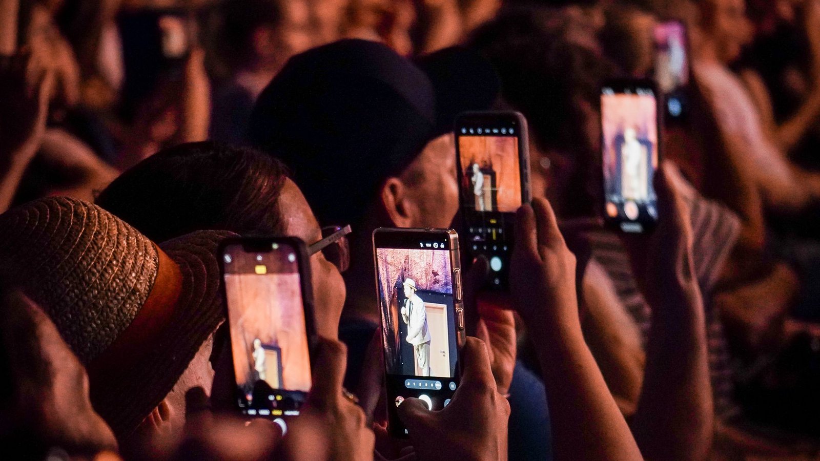 Zu Beginn der Show gestattet der Comedian seinen Fans eine Minute, um Erinnerungsfotos zu schießen, bevor die Handys weggepackt werden müssen.Foto: Ferdinando Iannone Zu Beginn der Show gestattet der Comedian seinen Fans eine Minute, um Erinnerungsfotos zu schießen, bevor die Handys weggepackt werden müssen.Foto: Ferdinando Iannone