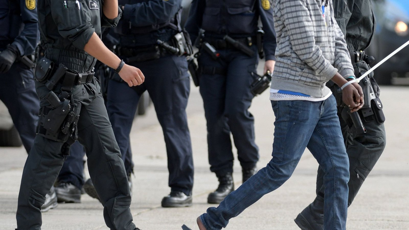 Eine misslungene Abschiebung war im Mai 2018 Ausgangspunkt für einen großen Polizeieinsatz.Foto: dpa/Stefan Puchner Eine misslungene Abschiebung war im Mai 2018 Ausgangspunkt für einen großen Polizeieinsatz.Foto: dpa/Stefan Puchner