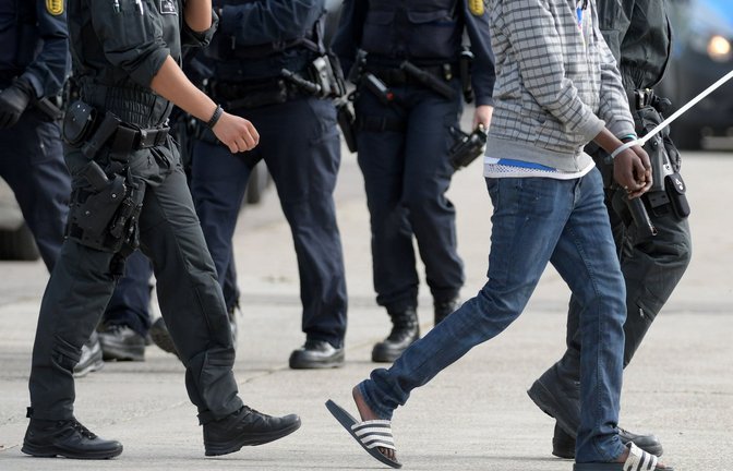 Eine misslungene Abschiebung war im Mai 2018 Ausgangspunkt für einen großen Polizeieinsatz.<span class='image-autor'>Foto: dpa/Stefan Puchner</span>