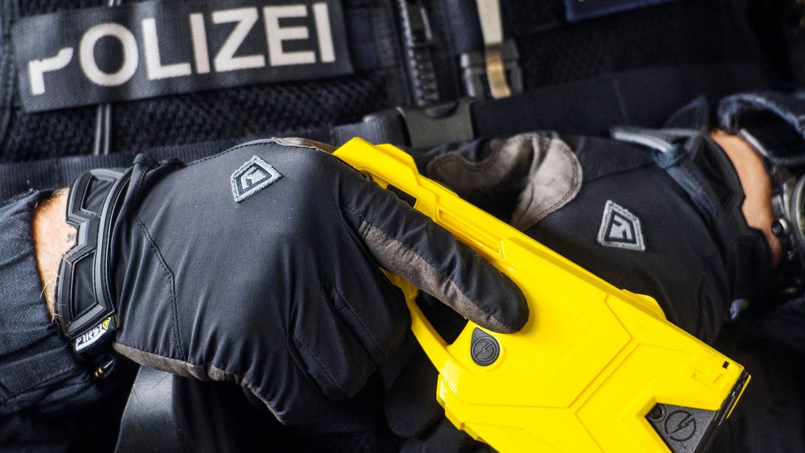 Baden-Württemberg testet an einigen Orten den Einsatz von Tasern im regulären Polizeidienst. (Symbolbild)Foto: Andreas Arnold/dpa Baden-Württemberg testet an einigen Orten den Einsatz von Tasern im regulären Polizeidienst. (Symbolbild)Foto: Andreas Arnold/dpa