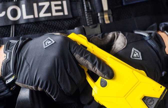 Baden-Württemberg testet an einigen Orten den Einsatz von Tasern im regulären Polizeidienst. (Symbolbild)<span class='image-autor'>Foto: Andreas Arnold/dpa</span>