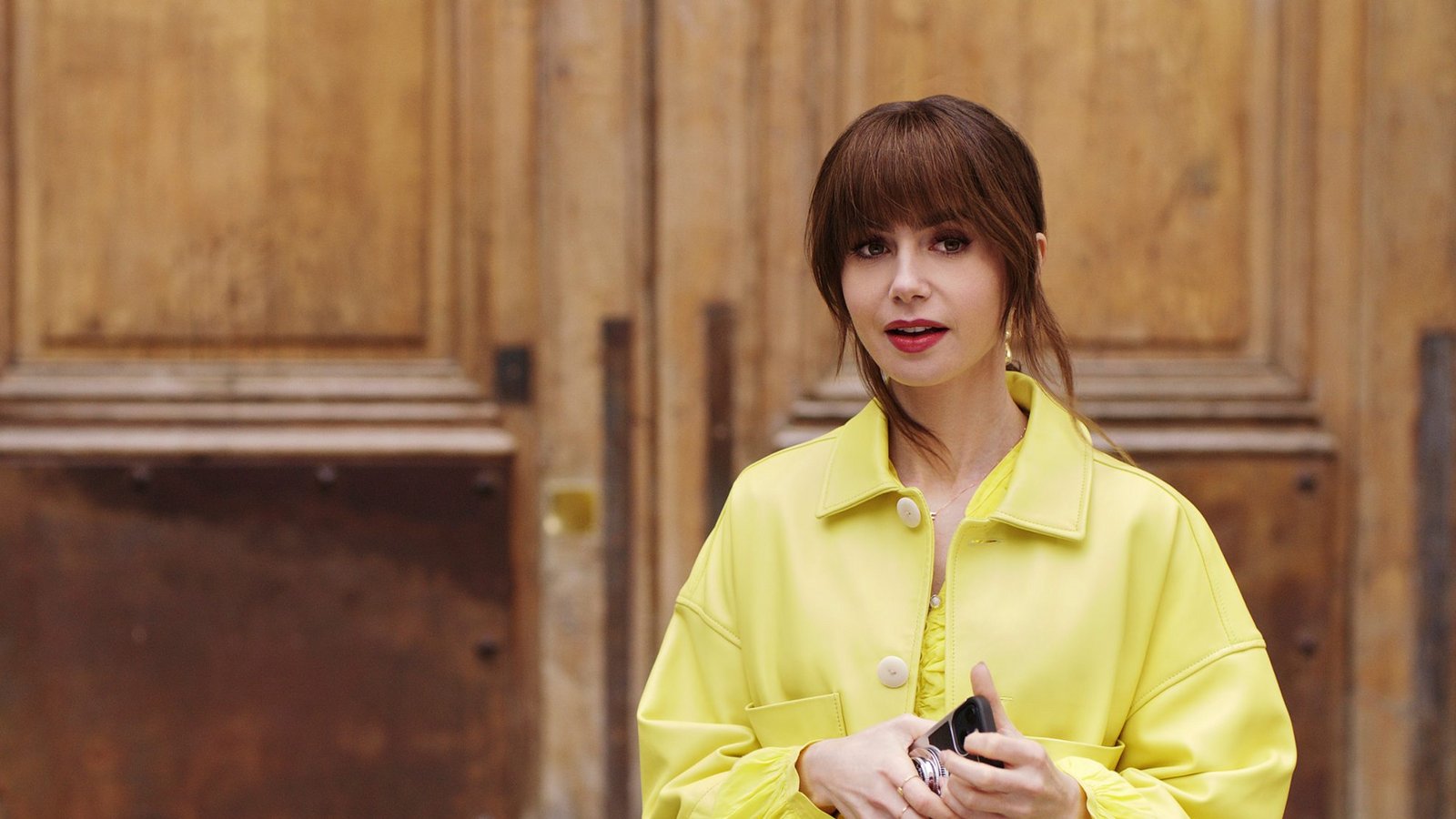 Lily Collins als Emily in der 4. Staffel von „Emily in Paris“.Foto: COURTESY OF NETFLIX Lily Collins als Emily in der 4. Staffel von „Emily in Paris“.Foto: COURTESY OF NETFLIX
