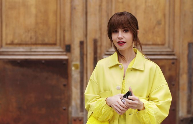 Lily Collins als Emily in der 4. Staffel von „Emily in Paris“.<span class='image-autor'>Foto: COURTESY OF NETFLIX</span>