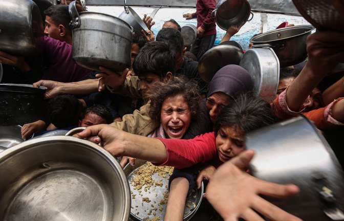 Die Vorräte sind aufgebraucht, die Teller leer: quasi alle Kinder im Gazastreifen sind von einer Hungersnot bedroht, das sind knapp eine Million Menschen.<span class='image-autor'>Foto: Omar Ashtawy/APA Images via ZUMA</span>
