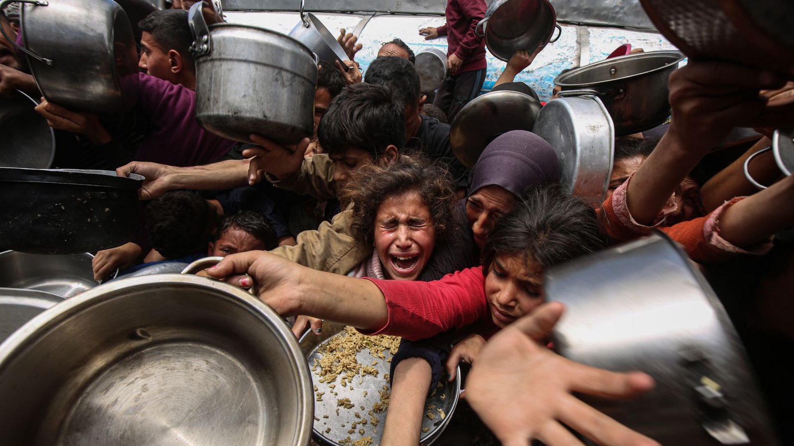 Die Vorräte sind aufgebraucht, die Teller leer: quasi alle Kinder im Gazastreifen sind von einer Hungersnot bedroht, das sind knapp eine Million Menschen.Foto: Omar Ashtawy/APA Images via ZUMA Die Vorräte sind aufgebraucht, die Teller leer: quasi alle Kinder im Gazastreifen sind von einer Hungersnot bedroht, das sind knapp eine Million Menschen.Foto: Omar Ashtawy/APA Images via ZUMA