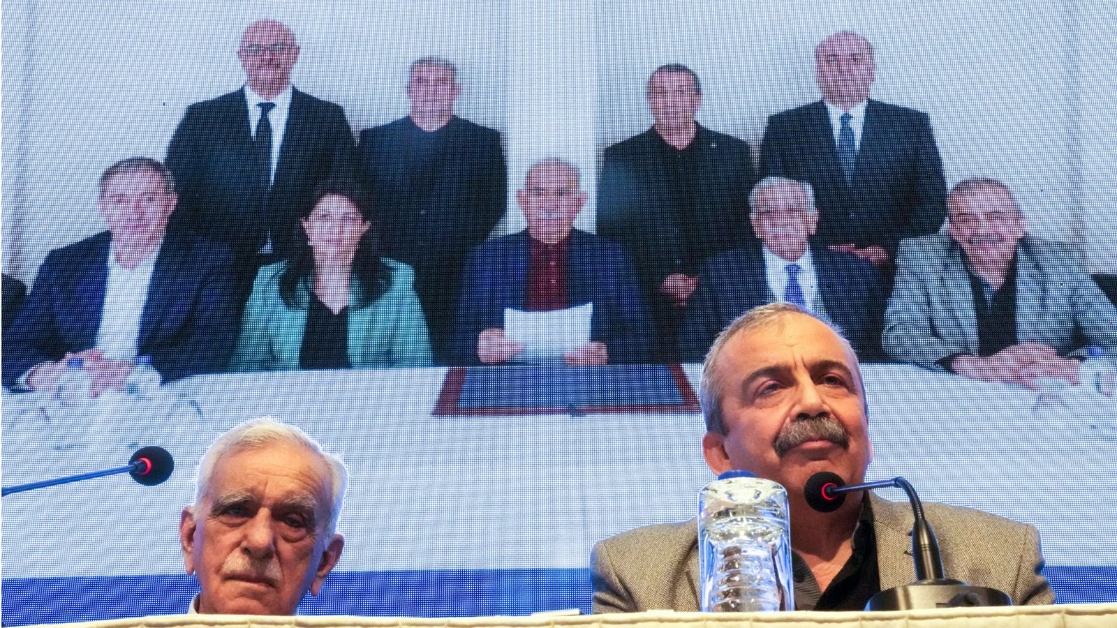 Mitglieder einer prokurdischen Delegation der Partei für Gleichheit und Demokratie (DEM) geben eine Erklärung des inhaftierten Führers der rebellischen Arbeiterpartei Kurdistans (PKK), Abdullah Öcalan, ab.Foto: Khalil Hamra/AP/dpa/Khalil Hamra Mitglieder einer prokurdischen Delegation der Partei für Gleichheit und Demokratie (DEM) geben eine Erklärung des inhaftierten Führers der rebellischen Arbeiterpartei Kurdistans (PKK), Abdullah Öcalan, ab.Foto: Khalil Hamra/AP/dpa/Khalil Hamra
