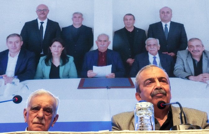 Mitglieder einer prokurdischen Delegation der Partei für Gleichheit und Demokratie (DEM) geben eine Erklärung des inhaftierten Führers der rebellischen Arbeiterpartei Kurdistans (PKK), Abdullah Öcalan, ab.<span class='image-autor'>Foto: Khalil Hamra/AP/dpa/Khalil Hamra</span>