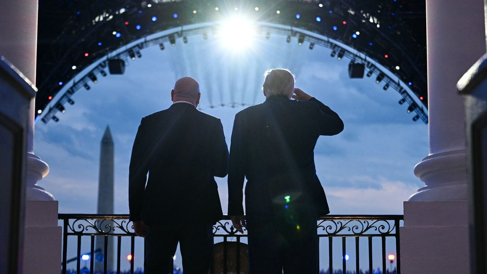UFC-Boss Dana White und US-Präsident Donald Trump verfolgen den Jet-Überflug Seite an Seite vom Weißen Haus aus.Foto: Saul Loeb/Pool AFP via AP/dpa