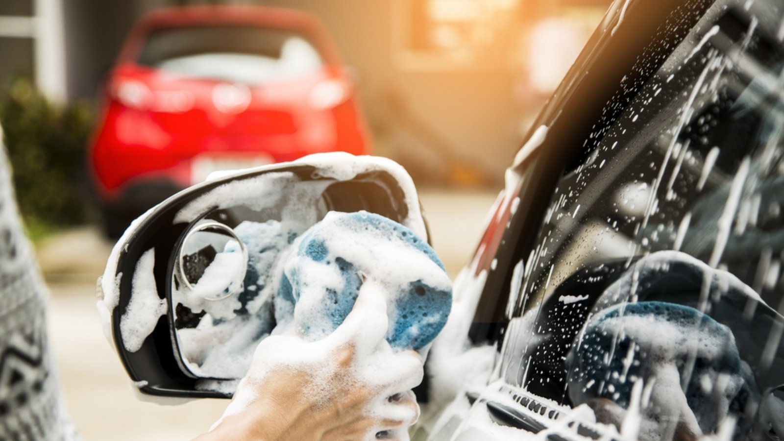 Ist die Autowäsche auf dem Privatgrundstück erlaubt?Foto: PATCHARIN SIMALHEK / shutterstock.com